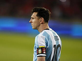 Messi sends signed Argentina j...